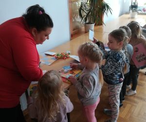 Młodsze przedszkolaczki wypożyczają sobie książeczki do domu