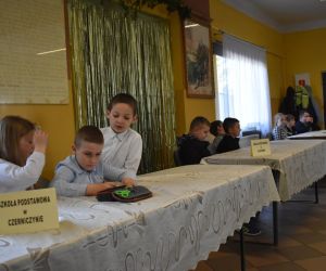 Na zdjęciu widoczne są dzieci rozwiązujące zadania.