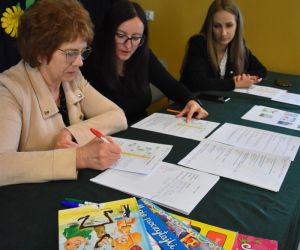 Na zdjęciu widoczne są trzy osoby dorosłe.