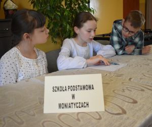 Na zdjęciu widoczne są dzieci rozwiązujące zadanie.