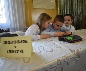 Na zdjęciu widoczne są dzieci piszące na kartce.