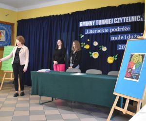 Na zdjęciu widoczne są trzy osoby dorosłe.