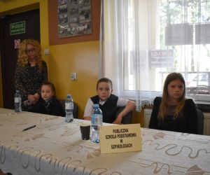 Na zdjęciu widoczne są cztery osoby pozujące do zdjęcia.