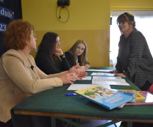 Na zdjęciu widoczne są cztery osoby dorosłe.