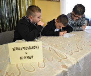 Na zdjęciu widoczne są dzieci rozwiązujące zadania.