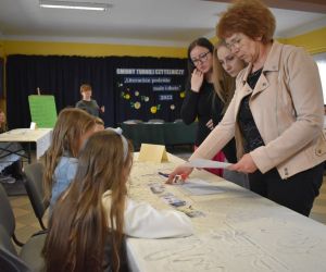 Na zdjęci widoczne są dzieci i osoby dorosłe.