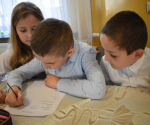 Na zdjęciu widoczne są dzieci rozwiązujące zadania.