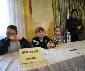 Na zdjęciu widoczne są dzieci i osoba dorosła.