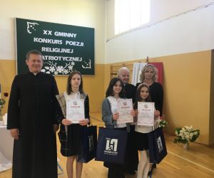 Trzy nagrodzone uczennice oraz organizatorzy konkursu