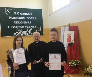Uczeń i uczennica oraz ksiądz - organizator konkursu