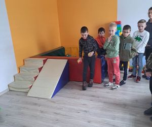 Zdjęcie przedstawia dzieci w trakcie zabawy.