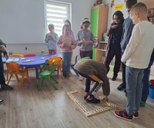 Zdjęcie przedstawia dzieci w trakcie zabawy.