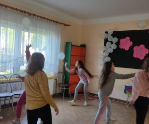 Na zdjęciu widoczne są dzieci bawiące się wewnątrz budynku.