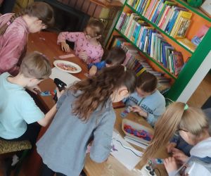 Na zdjęciu widoczne są dzieci wykonujące zakładkę do książki.