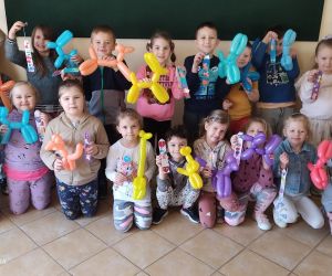 Zdjęcie przedstawia grupę dzieci pozującą do zdjęcia wraz z balonami.