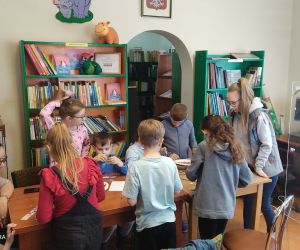 Zdjęcie przedstawia dzieci podczas wykonywania pracy plastycznej.