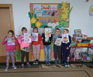 Zdjęcie przedstawia dzieci pozujące wraz z wykonaną pracą plastyczną.