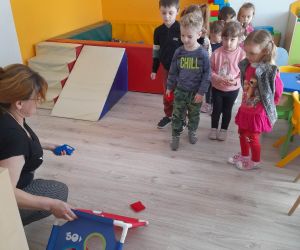 Zdjęcie przedstawia dzieci biorące udział w konkurencjach sportowych.