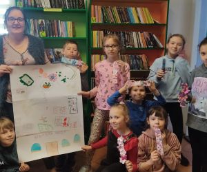 Zdjęcie przedstawia grup dzieci wraz z opiekunem.