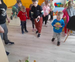 Zdjęcie przedstawia dzieci bawiące się wewnątrz budynku.