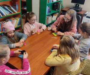 Zdjęcie przedstawia dzieci wykonujące pracę plastyczną.