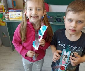 Zdjęcie przedstawia dwoje dzieci.