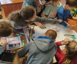 Zdjęcie przedstawia dzieci wykonujące prace plastyczną.