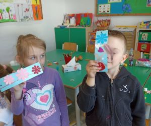 Zdjęcie przedstawia dzieci pozujące z zakładkami do książki.