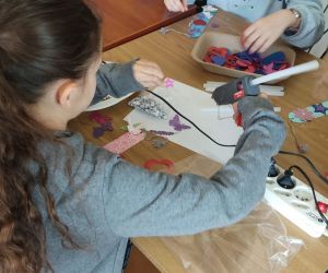 Zdjęcie przedstawia dzieci wykonujące pracę plastyczną.