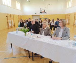 Zdjęcie przedstawia Komisję Konkursową oraz uczestników