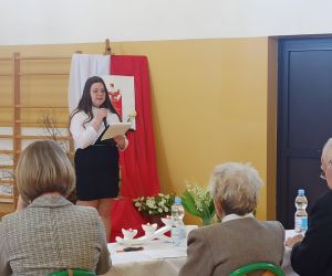 Przedstawicielka Samorządu Uczniowskiego zapowiada występ uczestników