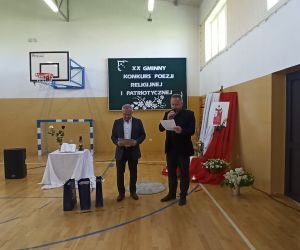 Inspektor Oświaty wraz z Panem Dyrektorem odczytuje protokół z obrad Komisji