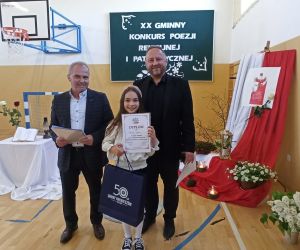 Zwyciężczyni konkursu odbiera nagrodę