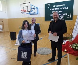 Uczennica z Mienian odbiera nagrodę za zajęcie II miejsca