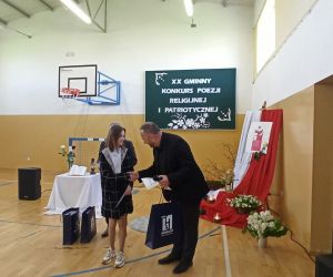 Uczennica z Czerniczyna odbiera nagrodę za zajęcie III miejsca