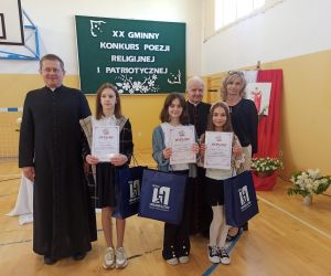 Zwycięzcy Konkursu oraz księża z Parafii św. Jana Chrzciciela w Czerniczynie