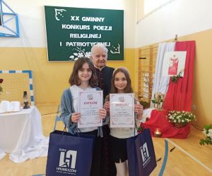 Uczennice naszej szkoły wraz z przewodniczącym Komisji