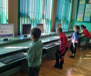 Dzieci z klasy 1 wykonują zadania w Ogólnopolskim Teście Bezpieczeństwa