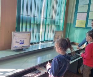 Pierwszoklasiści wspólnie z wychowawca czytają pytania zadane w Teście Bezpieczeństwa