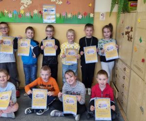 Dzieci pozują z dyplomami Akademii Bezpiecznego Puchatka