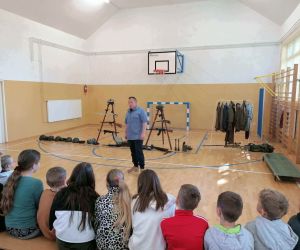 Uczniowie słuchają prowadzącego zajęcia na temat Drugiej Wojny Światowej