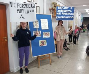 Uczennice z transparentami dotyczącym adopcji zwierząt ze schronisk