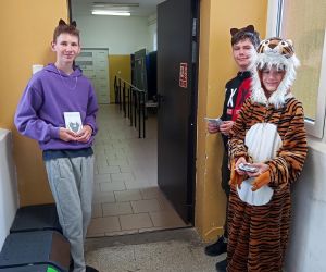 Uczniowie klasy siódmej rozdają ulotki dotyczące adopcji zwierząt ze schronisk