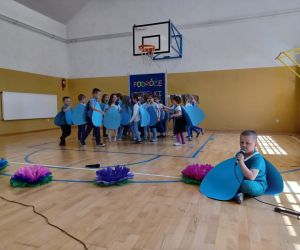 Przedszkolak-narrator opowiada o latających kropelkach