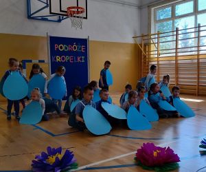 Przedszkolaki w strojach kropelek kończą taniec