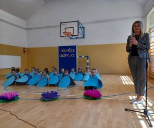 Dyrektor szkoły dziękuje przedszkolakom za występ
