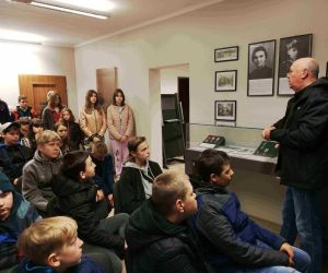 Uczniowie słuchają opowieści przewodnika w muzeum w Bondyrzu