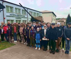 Uczniowie z nauczycielami i przewodnikiem przed muzeum w Bondyrzu