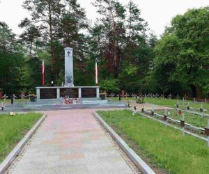 Widok cmentarza z pomnikiem ku czci bohaterów w Osuchach