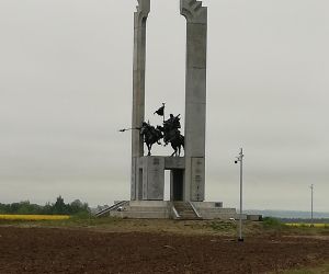 Widok Pomnika Chwały Kawalerii i Artylerii Konnej w Woli Śniatyckiej